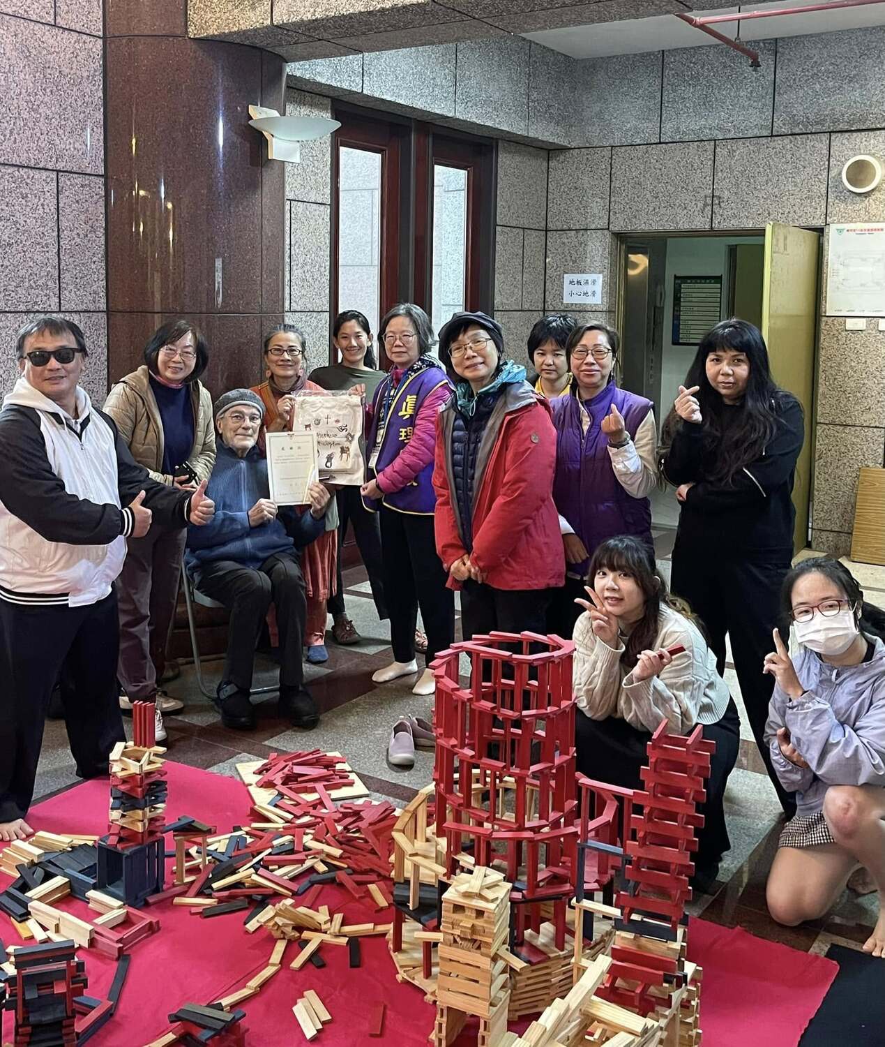 3/29 王鏡玲老師的靈性探索與身體感課程，邀請了許芳瑛老師和KAPLA 積木團隊讓同學們一起玩遊送，活動圓滿成功，感謝老師們讓大家體驗到遊戲是富有魅力的學習方式。圖片