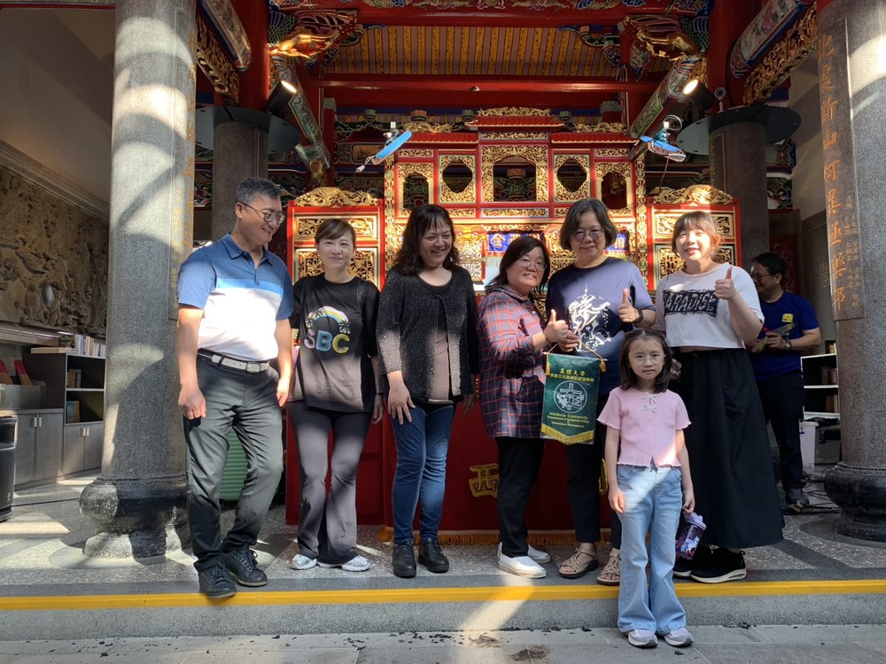 系主任與系友們蒞臨拱北殿祝賀、共襄盛舉。